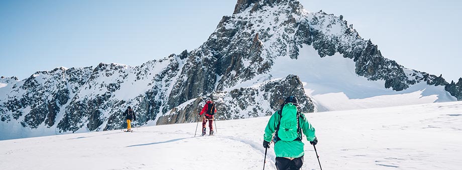 montagne enneigée avec skieur de randonnée. 