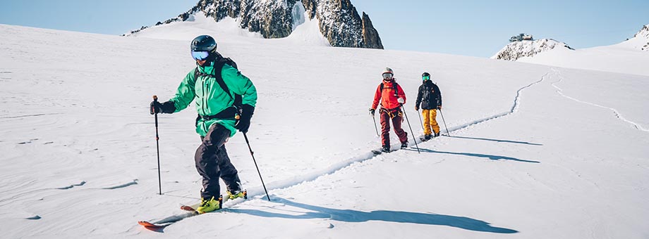 ski de randonnée montagne enneigée. 