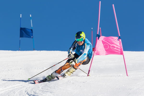 Visuel d'un skieur qui fait du ski de compétition - article de blog sur les différents niveaux en ski