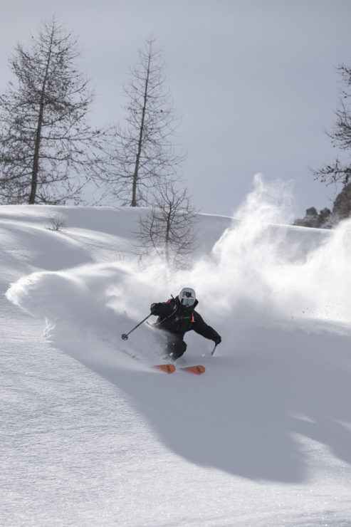 Virage en poudreuse avec le Slap, le ski backcountry originel